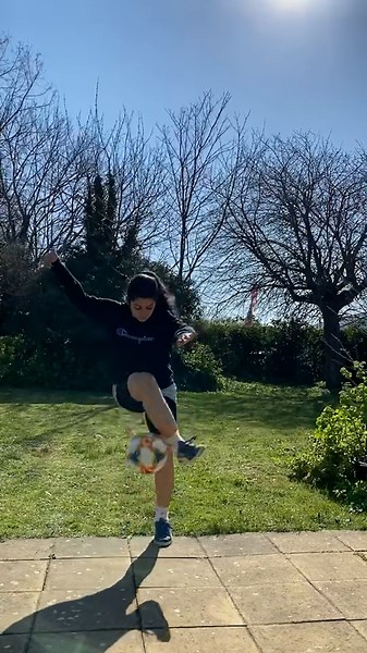 Ball Juggling with Rhythm and Creativity – Soccer
