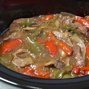 🥩🫑 Recipe: https://www.themagicalslowcooker.com/pepper-steak/ 🥩🧅 Slow Cooker Pepper Steak with Onion is simple and deliicious meal your family will enjoy. | The Magical Slow Cooker