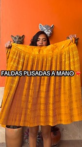 ❤️ FALDA PLISADA A MANO❤️ 🧵BLUSA BORDADA A MANO🧵 Rebozo Artesanal Elaborado en Telar de Pedal🌈 El REBOZO que se produce en comunidades aledañas está Tejido en TELAR de PEDAL con Urdimbre de Algodón y Trama Brocada de Artisela.💐 El tiempo aproximado de elaboración es de 5 días , desde la urdimbre hasta los detalles finales como las orillas y las barbas. Tener una pieza tejida a mano es un lujo que contribuye a la preservación de las técnicas tradicionales y sustentables , además de apoyar dir