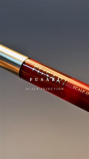 083 | 病院で働く人の裏の生活 on Instagram: "ムダ撃ち無し！針で気になる部分に直接アプローチ𖣠 FUSARI スカルプインジェクション ︴ 頭皮用美容液 @fusari_haircare 先端の0.2mmの超極細マイクロニードルで、 頭頂部・分け目・生え際にピンポイントで美容液を届ける設計 ◯ ケアしている感覚がちゃんと残ります。 針と聞くと身構えるけど 私は想像よりずっと軽めで、むしろ気持ちいい🥹 何よりコンパクトサイズが便利！ ペンタイプで持ちやすくて使いやすい！！！ ローションとかクリームは 頭皮というか髪の毛に塗って終わりみたいな適当な感じになっちゃっていて正直自己満足な感覚だったけど、 FUSARIは 気になるところだけ狙い撃ちできるのが最高です👑 配合も贅沢で、 ヒト毛根幹細胞培養エキスをはじめ、 クロレラ・ユーグレナ、センブリ、 オタネニンジン根、ダイズ芽エキスなど、 頭皮環境を整える系の“頼れるメンバー”が勢揃い。 塗った後の頭皮はサラサラ。 さすが総出なだけある美容液です。 今まで使った頭皮ケアグッズで 1番使いやすくておすすめですわ。 こん