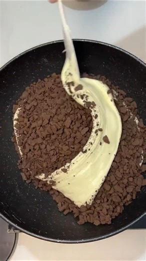 An immersive process of making "strawberry-only snowflake crisps" using sugar-free marshmallows