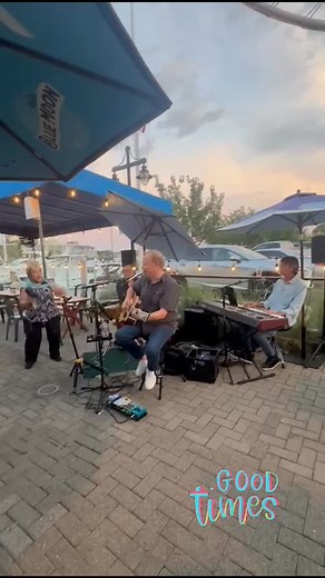 Good Times...always. #the_crab_shell #supportlivemusic #supportlocalmusic @kimra_pierre | Crab Shell Restaurant