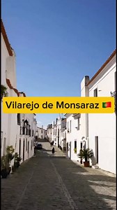 Monsaraz parece ter parado no tempo. 🏰 Um vilarejo medieval no topo de uma colina, com ruas de pedra, casas brancas e vistas impressionantes para o Alqueva — o maior lago artificial da Europa. Aqui, cada esquina conta uma história de séculos, desde a ocupação árabe até o domínio português, tudo cercado por um silêncio que contrasta com os destinos mais turísticos do país. Um daqueles lugares que não aparecem nos roteiros óbvios, mas que ficam na memória de quem visita. Já manda para quem precis