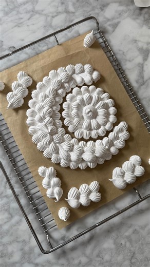 Valentine Gaveau | Mamma Pavlova 🌷 on Instagram: "MOON PAVLOVA 🌙 Recette 👇 Pour cette pavlova j’ai utilisé une meringue suisse et pas une meringue française. Pourquoi ? Parce que la meringue française gonfle légèrement à la cuisson et que j’avais une taille précise à respecter pour la pavlova entre dans mon plat ! Aussi, j’ai utilisé une douille très finement cannelée (je ne me rappelle pas de son nom mais elle a des toutes petites dents) et afin que ma meringue soit délicatement marquée j’av