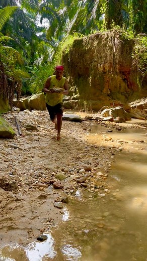 155K views · 1.7K reactions | The process of finding gold | finding gold in bedrock fragments | finding an amazing gold nugget worth $799 oktober 2025‼️ | Yundra Gold . Digger | Facebook