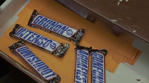 439K views · 1.1K reactions | ¿Tu jefe se pone un poco intenso? ¡Hay diferentes síntomas! encuentra el que necesites en la tienda y regálalo. Snickers satisface. | SNICKERS México | Facebook