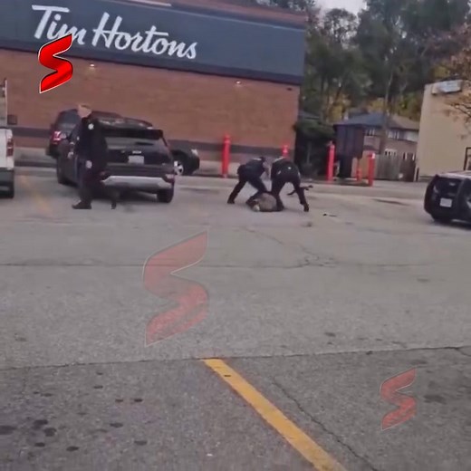 180K views · 1.5K reactions | ⚡️ غـير عـادي | ضباط شرطة في #تورونتو أوقفوا امرأة تحمل سكينين بعد أن استخدموا ضدها الصاعق الكهربائي — لكنهم "عن طريق الخطأ" دهسوها بسيارتهم الدورية أثناء العملية! . #قناة_SUMMARY #الشرطة_الامريكية #امريكا #ترامب #عاجل #اخبار #محمد_ممدوح | Summary Egypt | Facebook