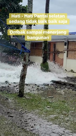 2.4M views · 10K reactions | Selalu waspada cuaca buruk juga terjadi di pesiir pantai selatan | Ikhsan Fauzi | Facebook