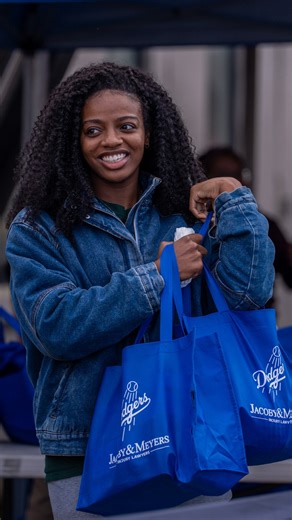 What an incredible day at the Dream Center! 💙 The @dodgers and @jacobyandmeyers brought their annual Thanksgiving Turkey Giveaway to our campus, and together we served 1,500 families with full holiday meals. Huge thank you to the Dodger players, alumni, volunteers, and staff who showed up with so much heart. Today was truly special | The Dream Center