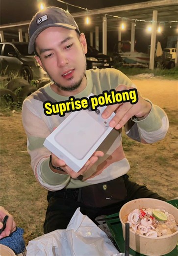 Aku bukan jenis yg suka bg suprise..sbb aku pun jenis susah nk dpt sesuatu aku berusaha tp sebabkan aku tengok kegigihan dan kerajinan dia selalu buat live,buat video beg kuning semangat je wlupun fon dia dh retak seribu..tp dia tak penah mengeluh sabar je redha org nya..aku nak bg dia semangat supaya lebih kuat berusaha.. Aku menuai dulu nnti 18promax keluar polong belikan pulak🤣🤣baru bijok..