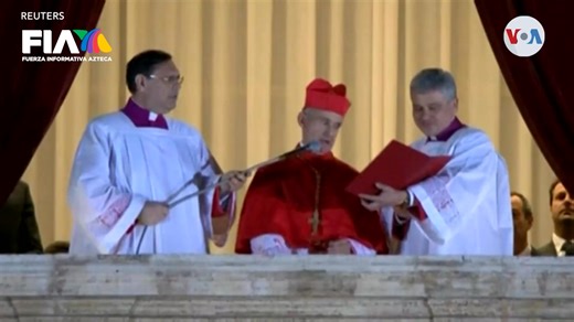 Jorge Mario Bergoglio, nacido en Buenos Aires en 1936, fue el primer Papa latinoamericano y jesuita, elegido en 2013. Su pontificado, marcado por la humildad y la defensa de los pobres, impulsó reformas en la Iglesia, promovió la inclusión, el diálogo interreligioso y la justicia social. Falleció en 2025 tras más de 12 años como líder espiritual global. Voz de América con los detalles. | Azteca Noticias