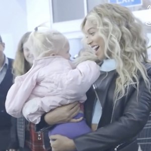 12K views · 742 reactions | Woman Holds Stranger's Baby, Then She Says 'Come With Me' 梁❤️ | Note To Self | Facebook