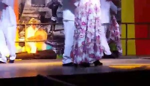 quadrille a la martinique a la commune du françois Festival international de quadrille et haute taille Le Quadrille est une danse du XVIIIe siècle d'origine européenne. Elle fut tout d'abord adoptée par les colons des milieux bourgeois, puis adoptée par le milieu rural. Cette adoption fut influencée par les musiques déjà existantes dans les campagnes. Le quadrille comprend à la fois des apports d'origine européenne et des apports d'origine africaine. Au plan d'accompagnement instrumental de la d