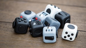 Spielzeug für zappelige Bürogenossen: Fidget Cube