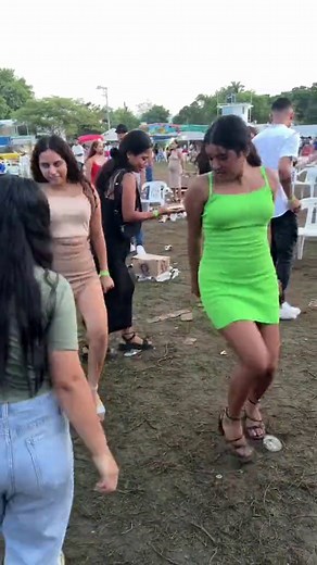 Yo bailando: (soy la de la cerveza en la mano)