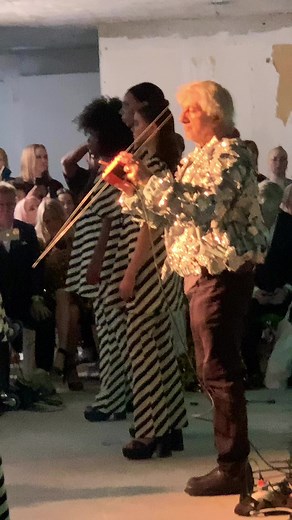 One of the best performance art/art installation this season!25th anniversary #IvanaHelsinki #PressPreview #PFW #SS24 Shot by @josedeintelligentsia for NeomaniaMagazine.com #neomananiamagazinetv in #youtube #fashion #paris #fashionwee L'appart Pr | Neomania magazine