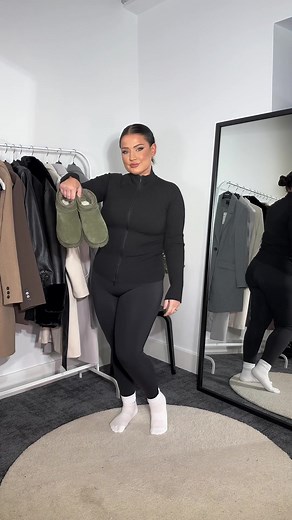 Cozy Winter Style: Ugg Boots and Leggings Outfit Ideas