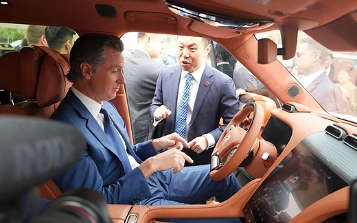 美国州长体验仰望U8“原地掉头”功能后感叹不已！我想买两辆