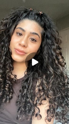 Keisha Kira on Instagram: "lil seaweed hair tutorial for you!! 🧜🏽‍♀️ make sure to keep adding water! using my trusty @garnieruk banana hair food for the softest glossiest curls ✨ also 'seaweed hair' refers to how your hair feels when lots of condish and water is in it 💦 AD #seaweedhair"