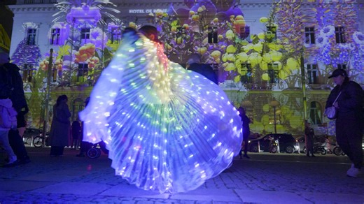 BEBELPLATZ – Bühne zwischen Geschichte & Gegenwart Auch 2025 wird der Bebelplatz zum Hotspot des Festival of Lights: ein Dialog aus klassischer Architektur, zeitgenössischer Kunst und urbaner Dynamik. Umgeben von Staatsoper, der Juristischen Fakultät der HU und der St.-Hedwigs-Kathedrale werden auch das Hotel de Rome und das Behren Palais kunstvoll illuminiert – präzise abgestimmt zu einem atmosphärischen Gesamterlebnis. Festival of Lights Award 2025: „Colours in Bloom“ Das Studio flora&faunavis