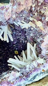 Geodo de ametista com calcita #PedrasNaturais #garimpo #quartzo #ametista #amethyst #cristais | Sandro Fiamoncini