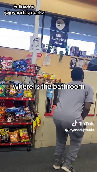 La lucha por el baño en público: un hilarante prank