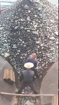 Barge unloading 3660 tons of large cobblestone November 26 - Vlog of work on the barge