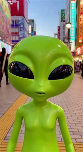 Alien Freezes on First Visit to Akihabara