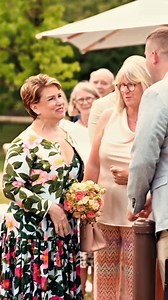 🌹 Une rose pour l’espoir. Maria Teresa de Luxembourg a baptisé la rose Europa Donna, en soutien aux personnes touchées par le cancer du sein. Ce geste symbolique marque l’engagement de la cour grand-ducale aux côtés de l’association @europa_donna_luxembourg, qui œuvre pour la sensibilisation, le dépistage et l’accompagnement des femmes. Un moment fort, tout en douceur, pour rappeler que chaque action compte. 💪🌸 📸 ©️ Maison du Grand-Duc @martine_hansen_lu @deprez_martine_ #famillegrandducale 