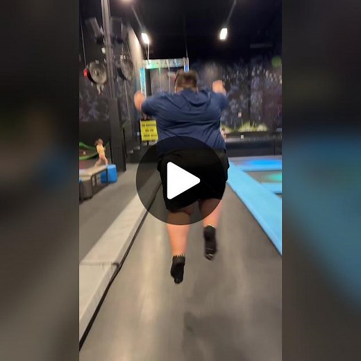 What color was the little girls shirt? #fyp #foryou #zekesanchez #zekesanchezdiver #flip #flop #flopera #divertente #espnathlete #comeback #comebackseason #comebackstronger #viral #trampoline