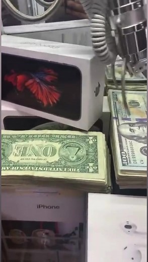 Would You Play This Claw Machine 🤔 #reels #clawmachine #clawmachinehack #clawmachinewin #Arcade #viral #lifehack #iphone #ipad #airpods #money #cash #cranegame #clawgrabber | TYE Arcade