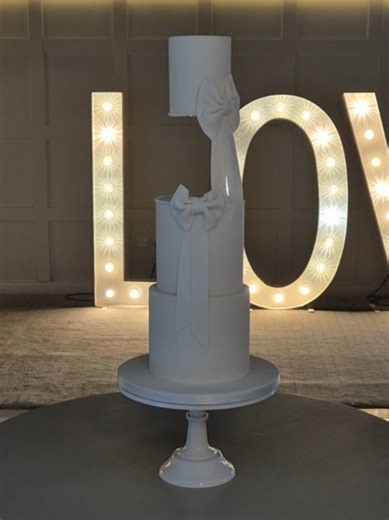 So proud to show our cakes at the fabulous @soughton_hall and @coachhouseatsoughton for their wedding showcase weekend this weekend 😀. A modern