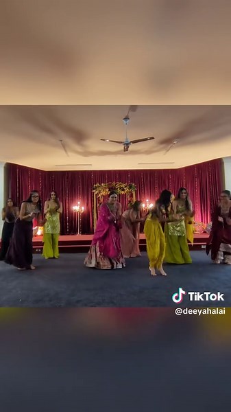 Sweetheart Girls Mendhi Dance Performance at Wedding