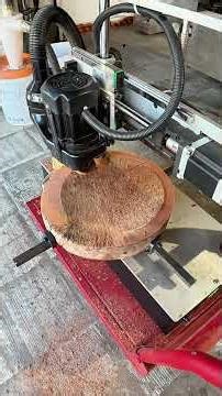 Thớt nhìn vẻ ngoài rất xấu khi phay bằng máy phay thớt chuyên dụng lộ ra màu gỗ hồng rất đẹp