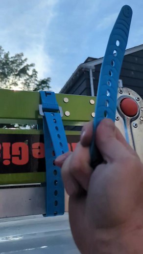 How I tie down my ladder on the roof rack with Titanstraps! - The only...