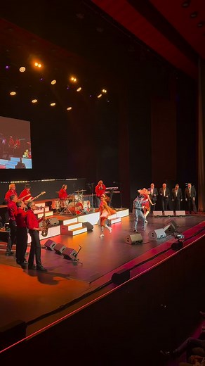 A little less conversation und ganz viel Elvis! Grahame Patrick begeistert das Publikum mit einer eindrucksvollen Performance. 🥳 Die Tourtermine für 2026 stehen fest. Sichert euch jetzt eure Tickets für unvergessliche Abende voller Musik und Emotionen. 🎶 #elvispresley #elvis #rocknroll #liveshow #livemusic | ELVIS - Das Musical