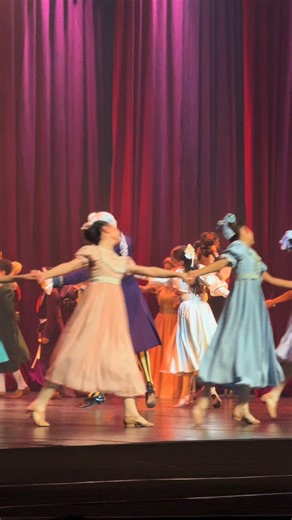 Escola Bolshoi Brasil on Instagram: "✨ #TBT do balé “O Quebra-Nozes” ✨ No último domingo, o público lotou o Centreventos Cau Hansen para prestigiar o clássico O Quebra-Nozes, apresentado na versão coreográfica de Vladimir Vasiliev. O espetáculo conduziu a plateia pela atmosfera mágica do Natal, acompanhando a jovem Marie em uma noite onde fantasia e realidade se entrelaçam. A produção reuniu cerca de 100 bailarinos e apresentou um diferencial cênico: projeção mapeada criada a partir de telas exc