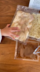 やまやのもつ鍋をご家庭で美味しく食べる方法をご紹介。 作り方は簡単なのに、仕上がりは本格。 国産牛もつの旨みと濃厚スープがしっかり広がります。 家族がそろう夜にも、一人でゆっくりしたい夜にも。 “家で本格”の楽しさを、ぜひ味わってみてください。 #やまや #博多もつ鍋 #もつ鍋 #本格もつ鍋 #もつ鍋お取り寄せ #博多もつ鍋やまや #やまやのもつ鍋 #もつなべ | 辛子明太子のやまや