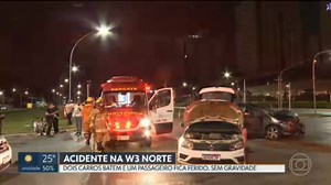 Dois carros batem num cruzamento na W3 Norte