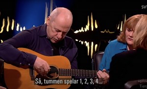 Mark Knopfler Shows How to Play His Fingerpicking Guitar Style