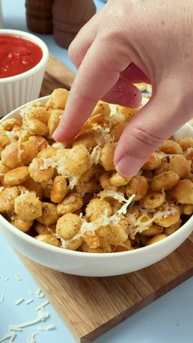 Air Fryer Buffalo Oyster Crackers