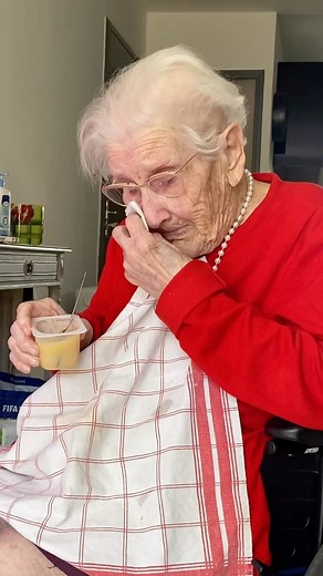 Cette chanson est si précieuse à ses yeux, mon arrière-grand-père lui chantait tout le temps ! 🎵🥹💕 #musique #berthesylva #roseblanche #mamie #pleure #romantique | Mel & Fernande