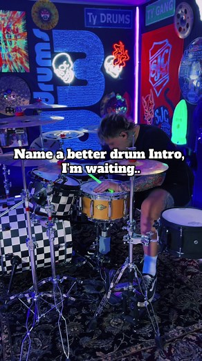 Dave Grohl is king. 🥁🤘🏼 #queensofthestoneage #drums #rock #waitforit #davegrohl