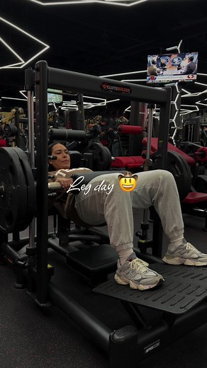 • Hip Thrust x8-10 • single leg press x8-10 • leg extension x8-10 • hip abduction x8-10 3 sets of each ❤️‍🔥 #legday #quads #glutes #gym