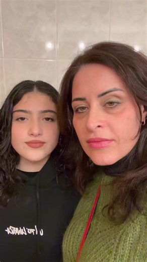 Caterina oggi vi spiega la cistite. Ho scoperto che di anatomia non sa nulla…imparerà! E voi sareste stati in grado di rispondere? PS. Tranquilli! Prima che vi scateniate in commenti fuori luogo, Caterina e io ci siamo divertite a girare il video! E si vede! #cistite #rubrica #cateeio #laginecologarisponde #acqua #ginecologia #ginecologa #mammaefiglia #ginecologacalcagni | Ginecologa e Medico Estetico Dr.ssa Monica Calcagni