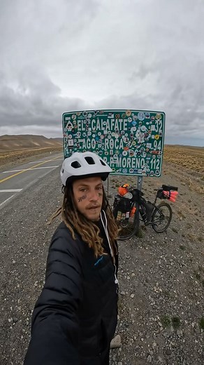 Voltei pro Deserto da Patagonia Argentina 🇦🇷 Depois de passar em Calafate pra recarregar o celular, a câmera e comprar comida, seguimos pra segunda travessia até a fronteira com Chile 🇨🇱 vai ser 230 km de travessia de puro deserto. A meta é fazer no máximo em três dias! Devagar e sempre… Assim vou seguindo, Deus na frente sempre! | Gabriel Leão