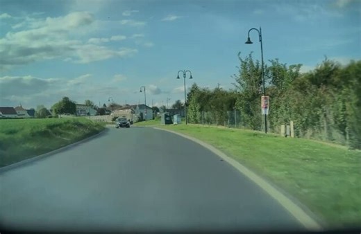 J'ai eu un accrochage en essayant d'éviter une voiture à contre-sens et en excès de vitesse. Le policier m'a clairement dit "la prochaine fois, n'évitez pas". J'ai investi dans ma caméra et maintenant je freine et c'est tout.