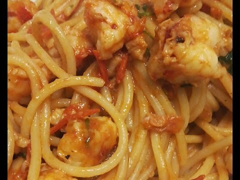 Spaghetti con gamberoni e pomodorini - Spaghetti with prawns and cherry tomatoes