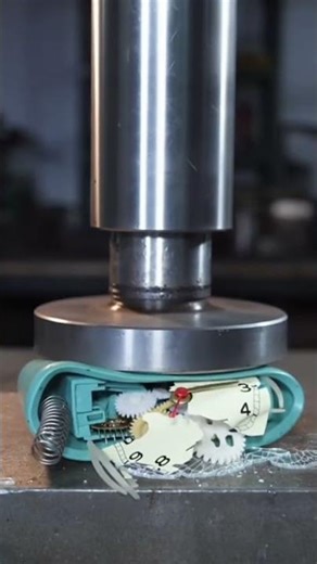 Hydraulic press vs Old Clock ⌚⏰ #crushing #satisfying #crushingtime #asmr