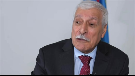 DÉCRYPTAGE SANS FILTRE : FERHAT MEHENNI DÉMOLIT LA PROPAGANDE DU RÉGIME ALGÉRIEN Dans cet extrait d’interview, Ferhat Mehenni, président du MAK et de l’Anavad, démonte point par point la propagande du régime algérien visant sa personne, le MAK et l’Anavad. Il revient également sur les méthodes indignes et répressives employées par le régime contre le peuple kabyle, n’épargnant ni les militants ni sa propre famille. Lien de la vidéo complète : [ Ferhat Mehenni "évacue" la propagande du régime alg